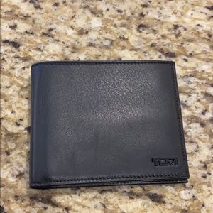 Tumi Delta Global Wallet (never used)
